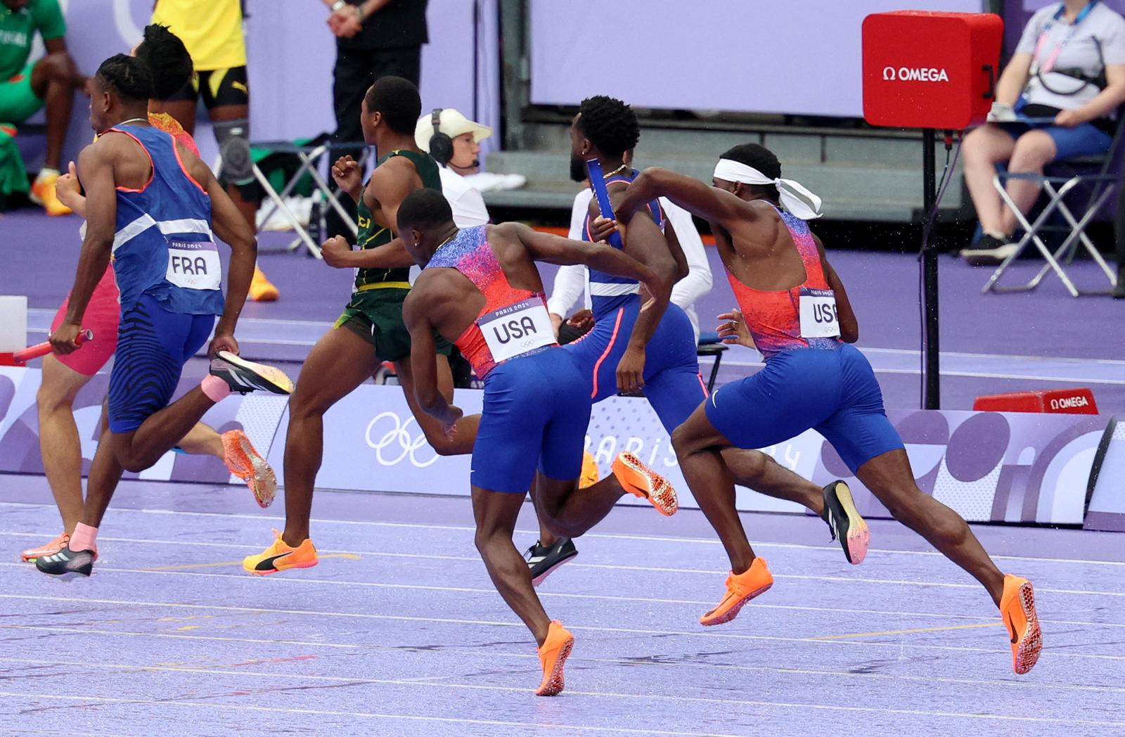 Paris 2024 Olympics - Athletics - Men's 4 x 100m Relay Final - Stade de France, Saint-Denis, France - August 09, 2024. Christian Coleman of United States in action as he passes the baton to Kenneth Bednarek of United States. REUTERS/Phil Noble Photo: Phil Noble/REUTERS