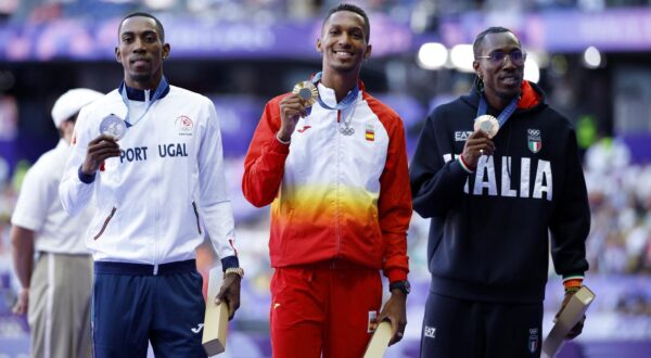 Paris 2024 Olympics - Athletics - Men's Triple Jump Victory Ceremony - Stade de France, Saint-Denis, France - August 10, 2024. Gold medallist Jordan Alejandro Diaz Fortun of Spain celebrates on the podium with silver medallist Pedro Pichardo of Portugal and bronze medallist Andy Diaz Hernandez of Italy. REUTERS/Sarah Meyssonnier Photo: Sarah Meyssonnier/REUTERS