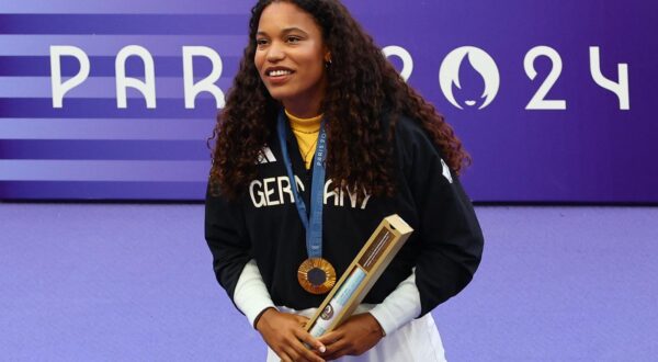 Paris 2024 Olympics - Athletics - Women's Shot Put Victory Ceremony - Stade de France, Saint-Denis, France - August 10, 2024. Gold medallist Yemisi Ogunleye of Germany celebrates on the podium. REUTERS/Fabrizio Bensch Photo: Fabrizio Bensch/REUTERS