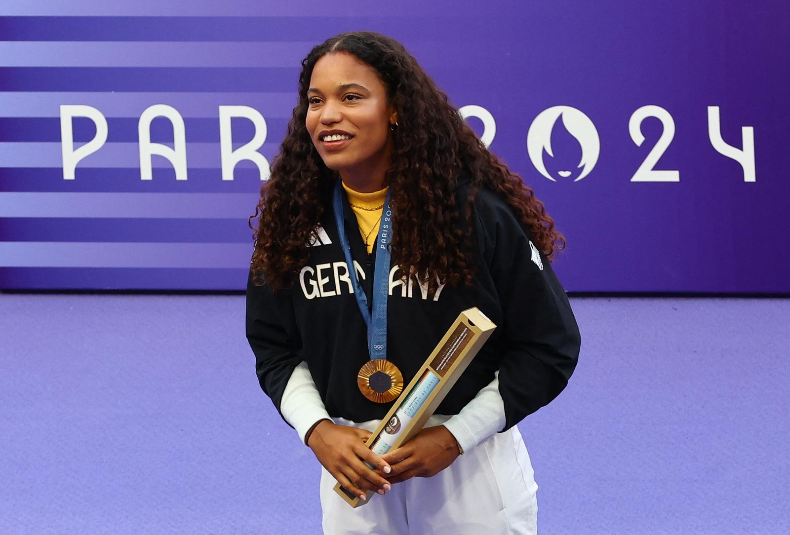 Paris 2024 Olympics - Athletics - Women's Shot Put Victory Ceremony - Stade de France, Saint-Denis, France - August 10, 2024. Gold medallist Yemisi Ogunleye of Germany celebrates on the podium. REUTERS/Fabrizio Bensch Photo: Fabrizio Bensch/REUTERS