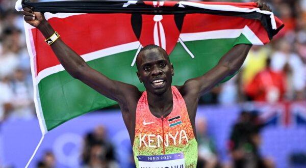 Paris 2024 Olympics - Athletics - Men's 800m Final - Stade de France, Saint-Denis, France - August 10, 2024. Emmanuel Wanyonyi of Kenya celebrates with his national flag after winning gold. REUTERS/Dylan Martinez Photo: Dylan Martinez/REUTERS