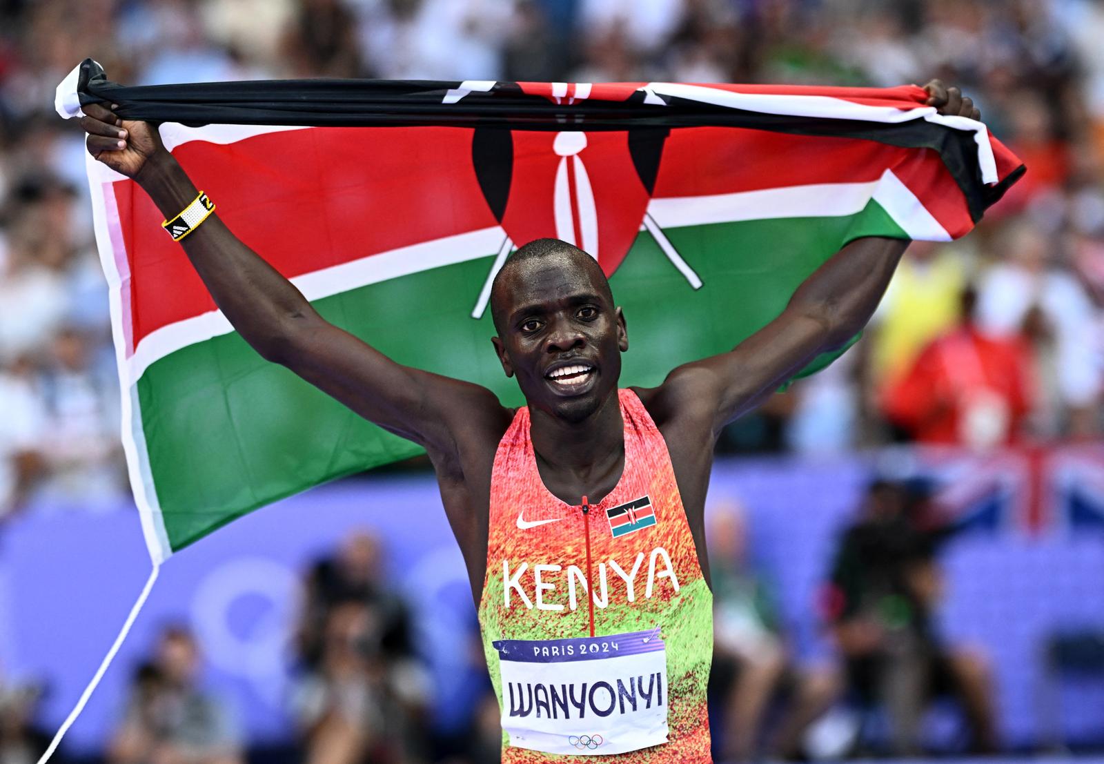 Paris 2024 Olympics - Athletics - Men's 800m Final - Stade de France, Saint-Denis, France - August 10, 2024. Emmanuel Wanyonyi of Kenya celebrates with his national flag after winning gold. REUTERS/Dylan Martinez Photo: Dylan Martinez/REUTERS