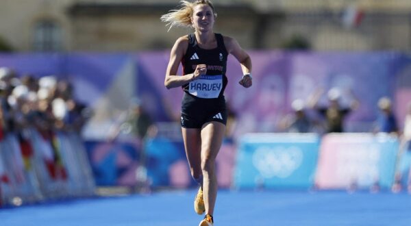 Paris 2024 Olympics - Athletics - Women's Marathon - Paris, France - August 11, 2024. Rose Harvey of Britain in action before the finish line. REUTERS/Lisa Leutner Photo: LISA LEUTNER/REUTERS