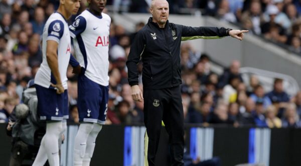 Soccer Football - Premier League - Tottenham Hotspur v Everton - Tottenham Hotspur Stadium, London, Britain - August 24, 2024 Everton manager Sean Dyche reacts as Tottenham Hotspur's Richarlison and Pape Matar Sarr prepare to come on a substitutes Action Images via Reuters/Andrew Couldridge EDITORIAL USE ONLY. NO USE WITH UNAUTHORIZED AUDIO, VIDEO, DATA, FIXTURE LISTS, CLUB/LEAGUE LOGOS OR 'LIVE' SERVICES. ONLINE IN-MATCH USE LIMITED TO 120 IMAGES, NO VIDEO EMULATION. NO USE IN BETTING, GAMES OR SINGLE CLUB/LEAGUE/PLAYER PUBLICATIONS. PLEASE CONTACT YOUR ACCOUNT REPRESENTATIVE FOR FURTHER DETAILS.. Photo: Andrew Couldridge/REUTERS