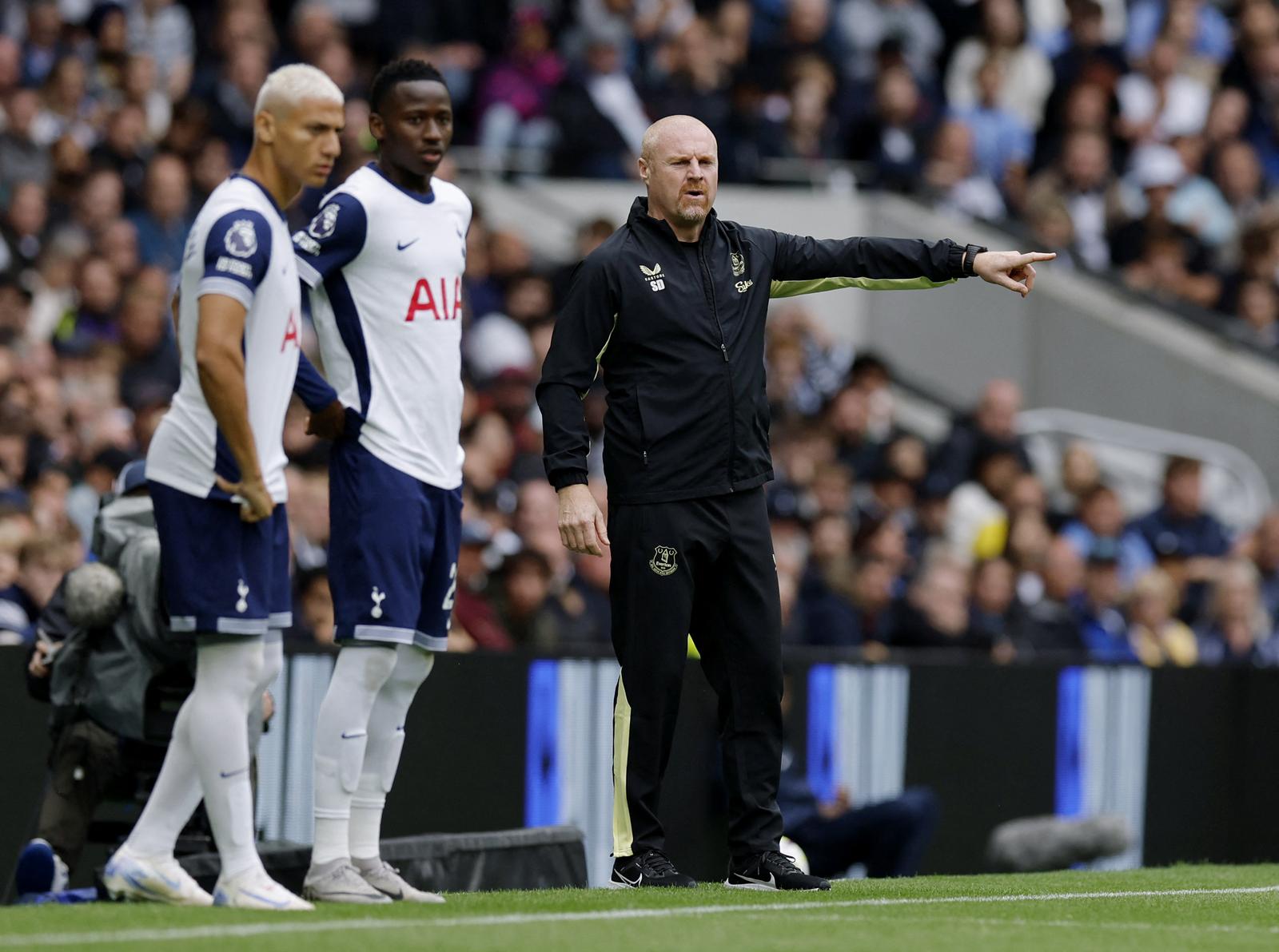 Soccer Football - Premier League - Tottenham Hotspur v Everton - Tottenham Hotspur Stadium, London, Britain - August 24, 2024 Everton manager Sean Dyche reacts as Tottenham Hotspur's Richarlison and Pape Matar Sarr prepare to come on a substitutes Action Images via Reuters/Andrew Couldridge EDITORIAL USE ONLY. NO USE WITH UNAUTHORIZED AUDIO, VIDEO, DATA, FIXTURE LISTS, CLUB/LEAGUE LOGOS OR 'LIVE' SERVICES. ONLINE IN-MATCH USE LIMITED TO 120 IMAGES, NO VIDEO EMULATION. NO USE IN BETTING, GAMES OR SINGLE CLUB/LEAGUE/PLAYER PUBLICATIONS. PLEASE CONTACT YOUR ACCOUNT REPRESENTATIVE FOR FURTHER DETAILS.. Photo: Andrew Couldridge/REUTERS