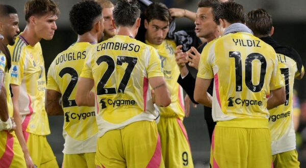 Soccer Football - Serie A - Hellas Verona v Juventus - Stadio Marcantonio Bentegodi, Verona, Italy - August 26, 2024 Juventus coach Thiago Motta with players during drinks break REUTERS/Daniele Mascolo Photo: Daniele Mascolo/REUTERS