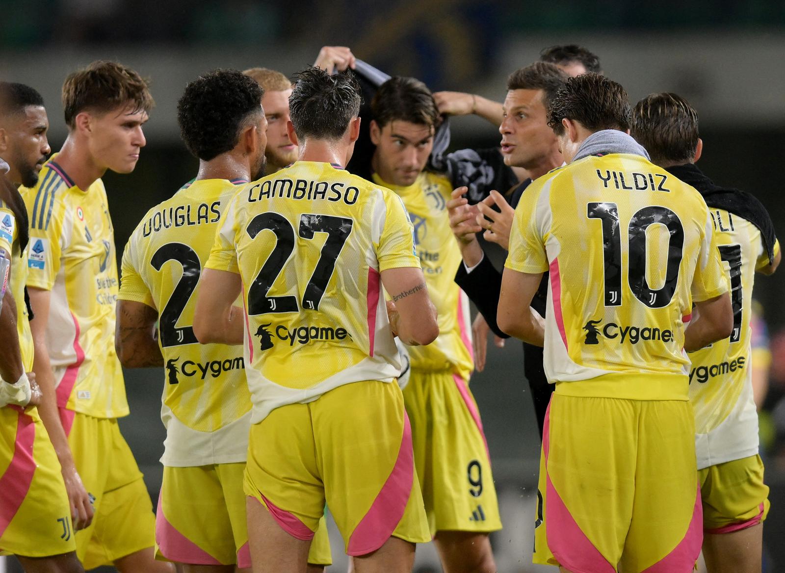 Soccer Football - Serie A - Hellas Verona v Juventus - Stadio Marcantonio Bentegodi, Verona, Italy - August 26, 2024 Juventus coach Thiago Motta with players during drinks break REUTERS/Daniele Mascolo Photo: Daniele Mascolo/REUTERS