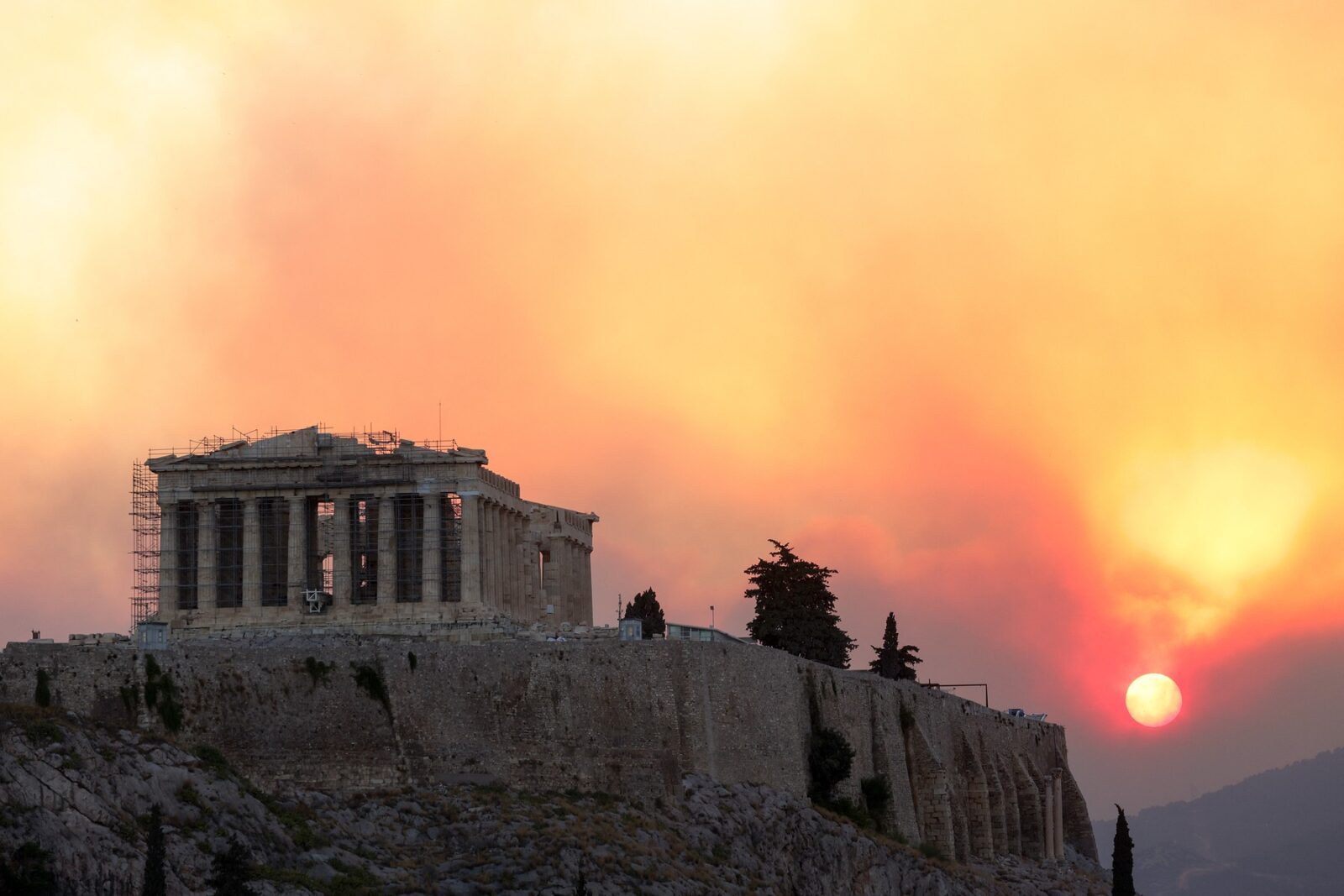 ATHENS, GREECE- AUGUST 12: Smoke rises over Parthenon temple during a wildfire near Athens, Greece, on August 12, 2024. Costas Baltas / Anadolu,Image: 897927950, License: Rights-managed, Restrictions: , Model Release: no, Credit line: COSTAS BALTAS / AFP / Profimedia