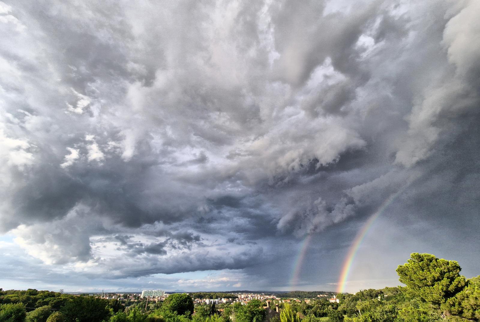 02.07.2024., Pula: "Ludo" vrijeme nad Pulom - sunce, kiša, duga, opasni oblaci, sve odjednom. Photo: Sasa Miljevic / PIXSELL/PIXSELL