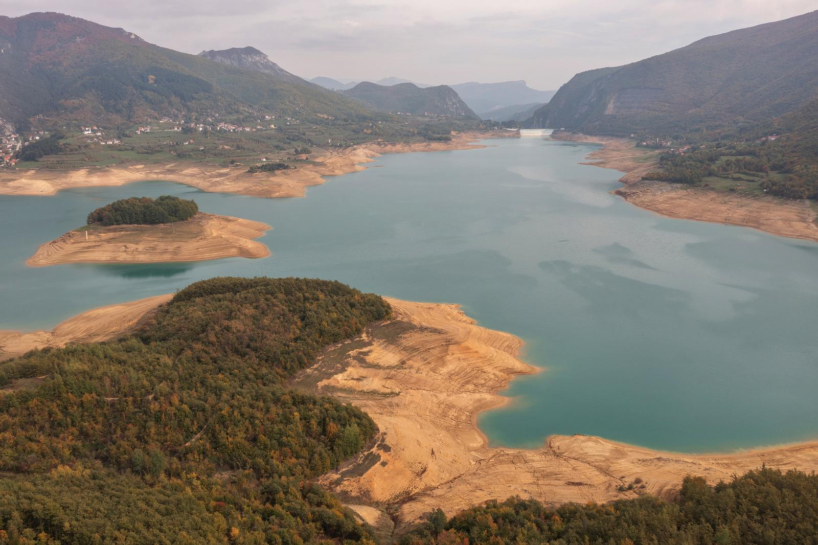 09.10.2022., opcina Prozor-Rama, Bosna i Hercegovina - Ramsko jezero zbog velikih susa tijekom ljetnih mjeseci u velikom dijelu je presusilo. Photo: Matko Begovic/PIXSELL