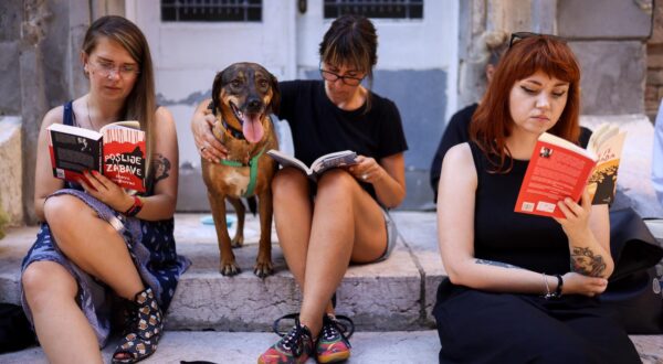 07.08.2024., Sarajevo, Bosna i Hercegovina - Neformalna grupa gradjana okupila se ispred Nacionalne univerzitetske biblioteke BiH, u znak protesta, protiv gasenja ove Institucije. Uposlenici Biblioteke nisu primili platu vec pet mjeseci. Photo: Armin Durgut/PIXSELL