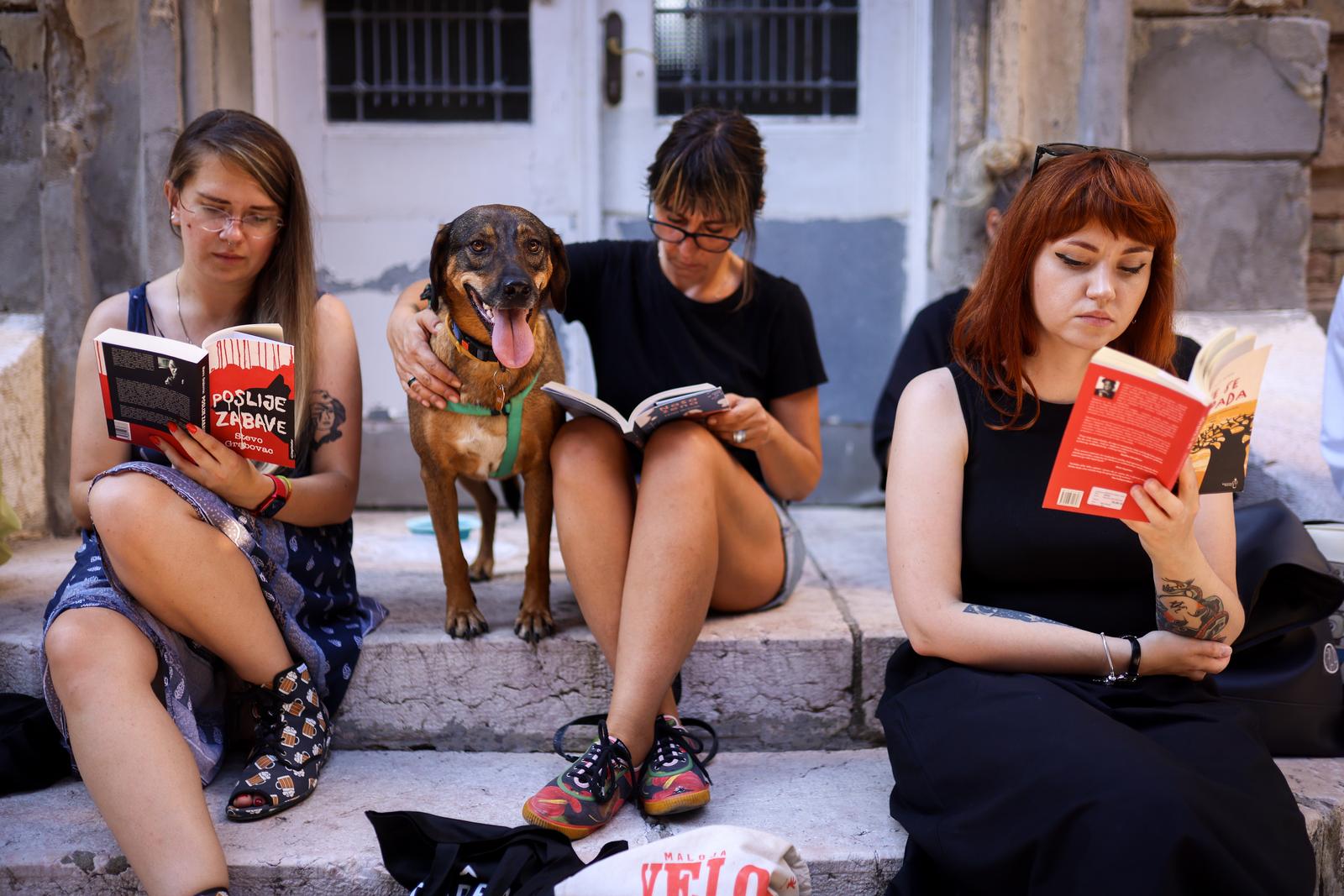 07.08.2024., Sarajevo, Bosna i Hercegovina - Neformalna grupa gradjana okupila se ispred Nacionalne univerzitetske biblioteke BiH, u znak protesta, protiv gasenja ove Institucije. Uposlenici Biblioteke nisu primili platu vec pet mjeseci. Photo: Armin Durgut/PIXSELL