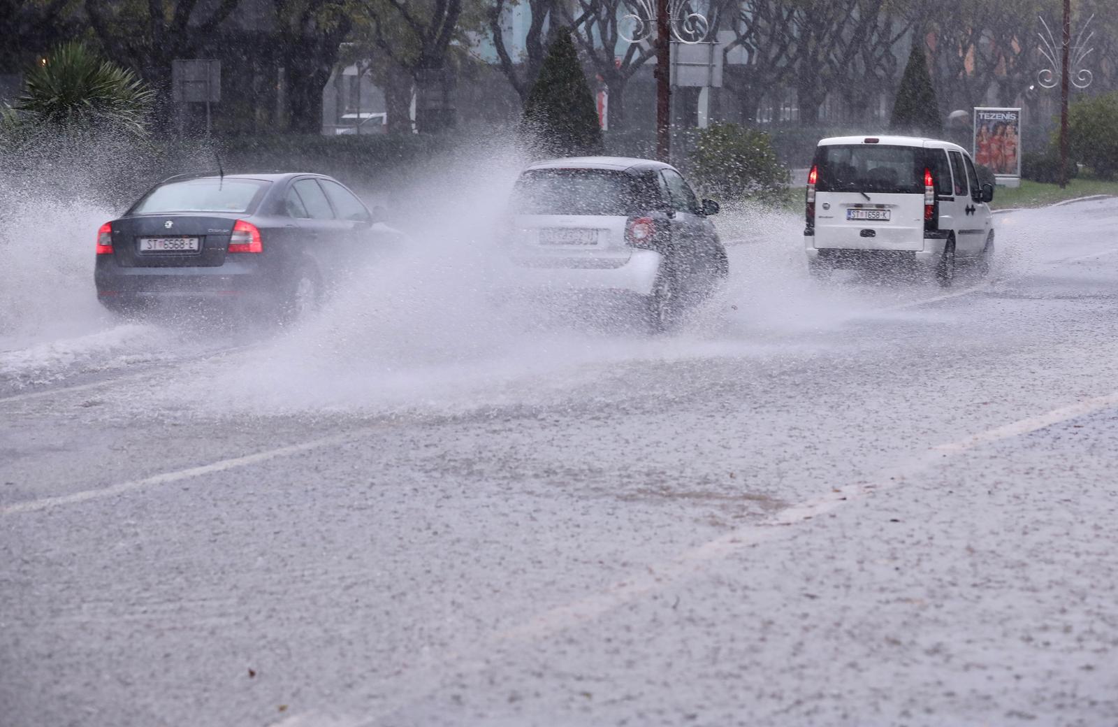 08.12.2022., Split - Obilna kisa zahvatila Split i okolicu stvarajuci probleme pjesacima i vozilima. Photo: Ivo Cagalj/PIXSELL