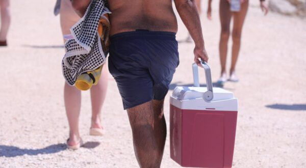 11.08.2024.,Split-Splicani i turisti ne obaziru se previse na toplinski val ili jednostavno osvjezenje traze u moru i na plazama koje su pune i po najvecoj vrucini. Photo: Ivo Cagalj/PIXSELL