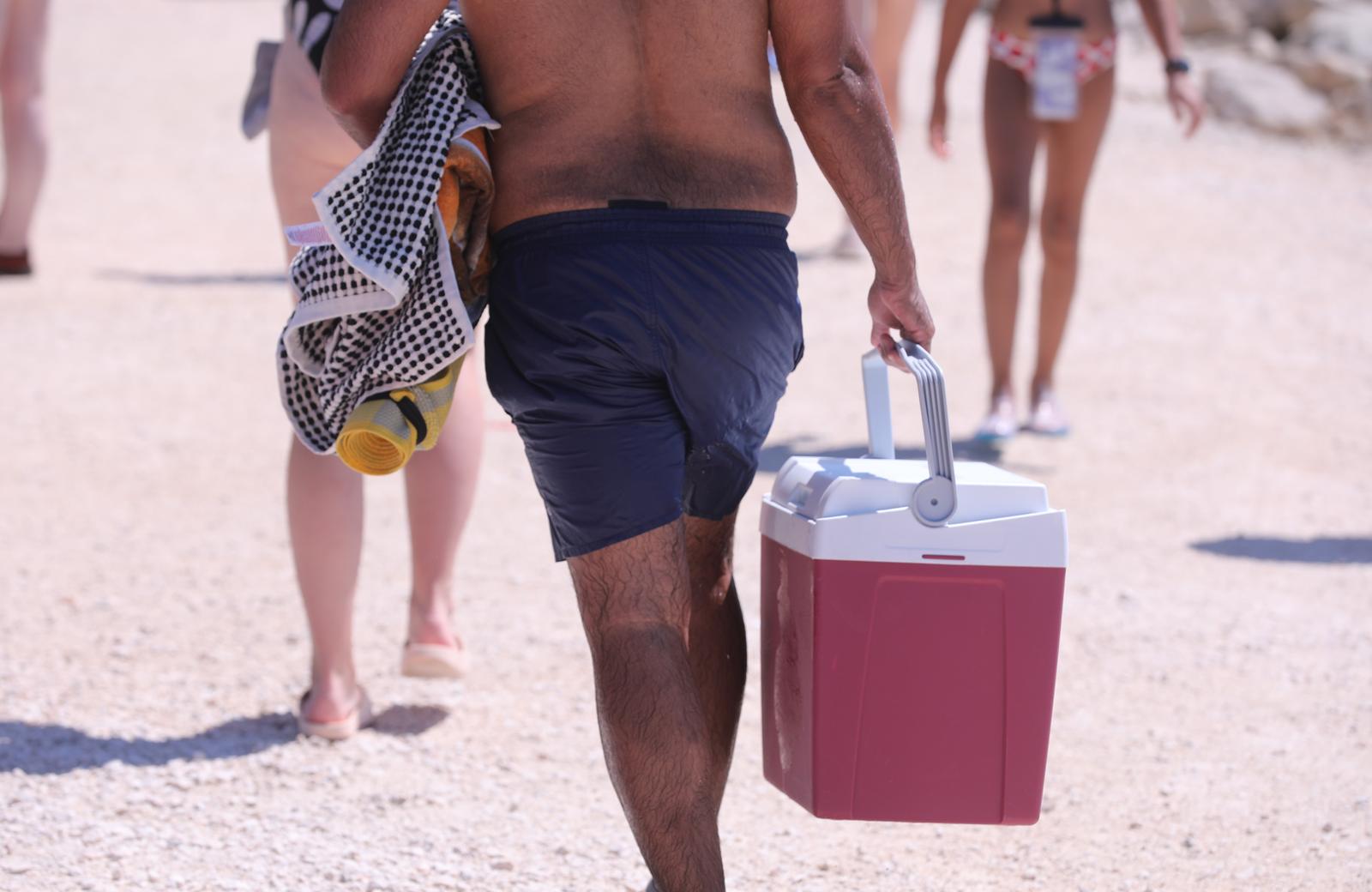 11.08.2024.,Split-Splicani i turisti ne obaziru se previse na toplinski val ili jednostavno osvjezenje traze u moru i na plazama koje su pune i po najvecoj vrucini. Photo: Ivo Cagalj/PIXSELL