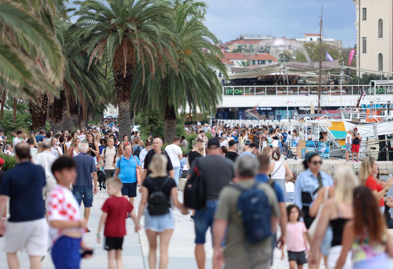 19.08.2024., Split - Turisti zbog kise i zahladjenja ne provode na plazi pa su se masovno zaputili u grad. Split je pun turista svih generacija. Photo: Ivana Ivanovic/PIXSELL