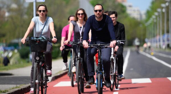 29.04.2023., Zagreb - Gradonacelnik Tomislav Tomasevic obisao je u pratnji suradnika novoobnovljenu Aleju Matije Ljubeka na zagrebackom jezeru Jarun. Istom prilikom provozao se autobusom ZET-a koji ce po novom voziti oko jezera. Tomislav Tomasevic. Photo: Davor Puklavec/PIXSELL