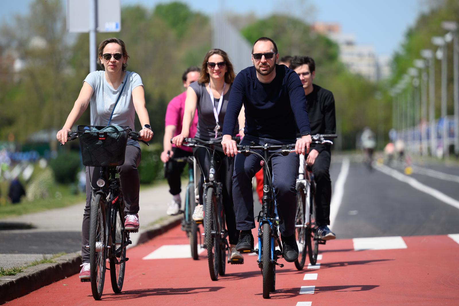 29.04.2023., Zagreb - Gradonacelnik Tomislav Tomasevic obisao je u pratnji suradnika novoobnovljenu Aleju Matije Ljubeka na zagrebackom jezeru Jarun. Istom prilikom provozao se autobusom ZET-a koji ce po novom voziti oko jezera. Tomislav Tomasevic. Photo: Davor Puklavec/PIXSELL