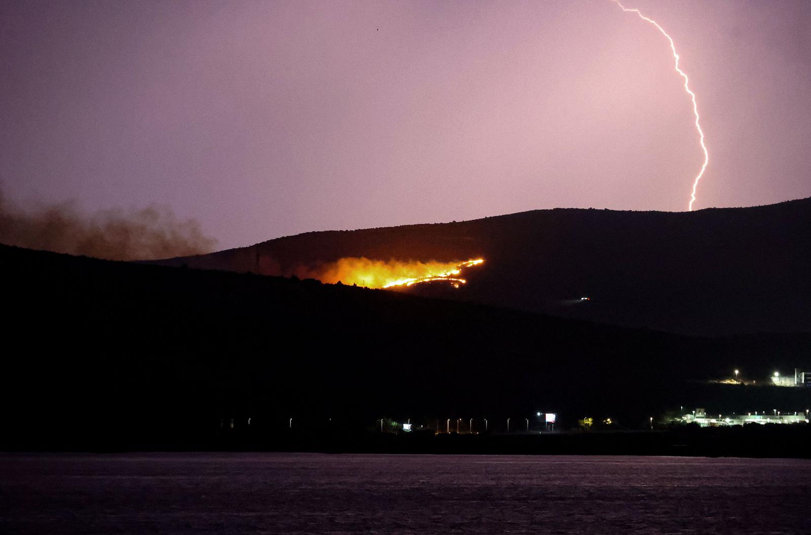 27.08.2024., Trogir- Pozar izazvan gromom brzom akcijom vatrogasaca stavljen pod nadzor