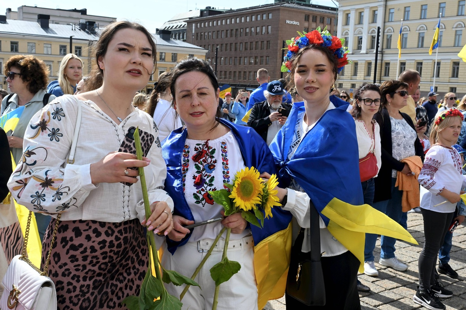 Women with flag of Ukraine and sunflowers pose for a picture at the United for Ukraine event at the Senate Square in Helsinki, Finland on August 24, 2024. Saturday marks the independence day of Ukraine. Helsinki Finland Copyright: xJussixNukarix LKFTJK20240824130648DGXB,Image: 901177167, License: Rights-managed, Restrictions: imago is entitled to issue a simple usage license at the time of provision. Personality and trademark rights as well as copyright laws regarding art-works shown must be observed. Commercial use at your own risk.;PUBLICATIONxNOTxINxSUIxAUTxFRAxKORxJPNxSWExNORxFINxDENxNED, Model Release: no, Credit line: Jussi Nukari / imago stock&people / Profimedia