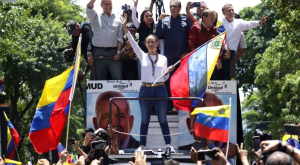 epa11523490 Venezuelan opposition leader Maria Corina Machado (C) attends a protest against the official results of the country's 28 July presidential elections in Caracas, Venezuela, 03 August 2024. The Venezuelan National Electoral Council (CNE) on 02 August 2024 proclaimed Nicolas Maduro as re-elected president of Venezuela.  EPA/RONALD PENA R.