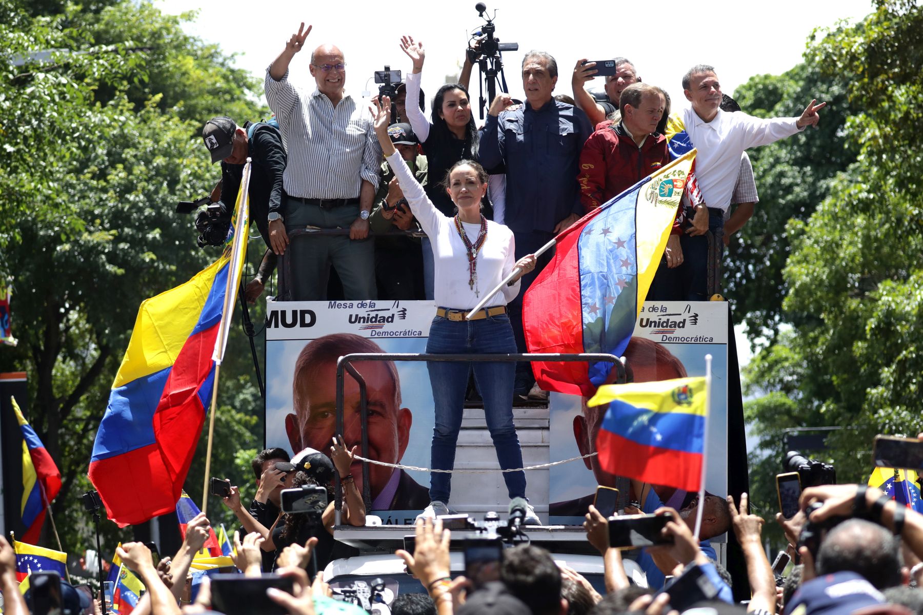 epa11523490 Venezuelan opposition leader Maria Corina Machado (C) attends a protest against the official results of the country's 28 July presidential elections in Caracas, Venezuela, 03 August 2024. The Venezuelan National Electoral Council (CNE) on 02 August 2024 proclaimed Nicolas Maduro as re-elected president of Venezuela.  EPA/RONALD PENA R.