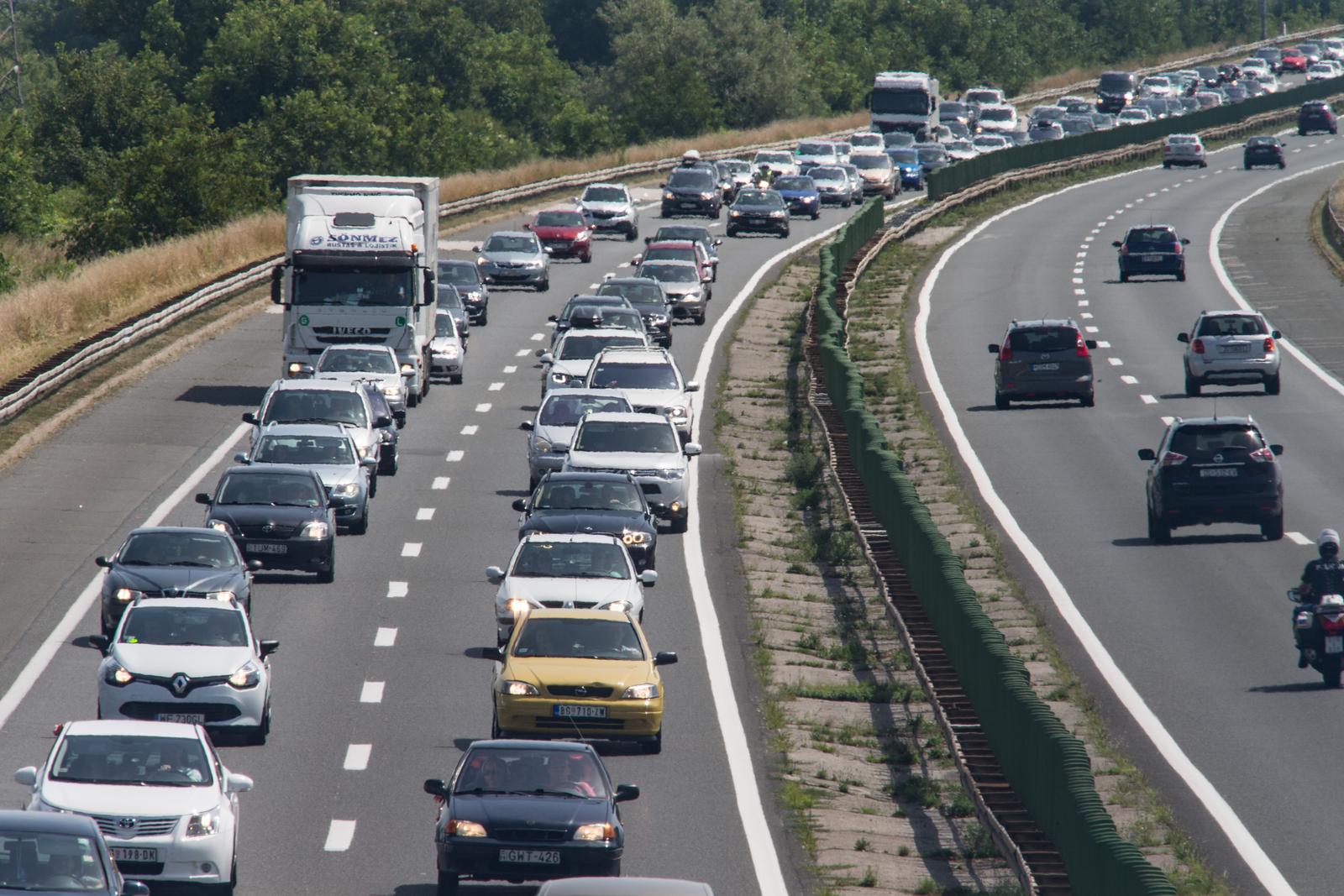 23.07.2016., Zagreb -  Kolona vozila na zagrebackoj obilaznici  u smjeru prema moru proteze se od cvora Buzin do cvora Lucko. rPhoto: Davor Puklavec/PIXSELL