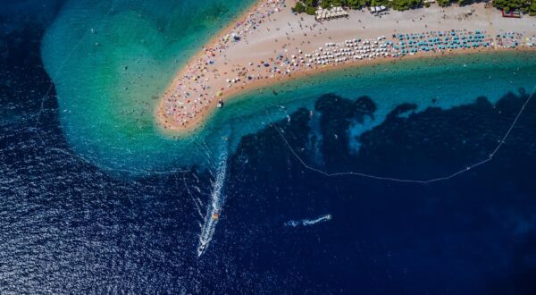 27.08.2023., Bol, Zlatni Rat - Zracna fotografija najpoznatije plaze na Jadranu Zlatni Rat. Tjekom djelovanja valova oblik zlatnog rata se tjekom godine stalno mjenja, zbog valova i morskih struja. Photo: Zvonimir Barisin/PIXSELL