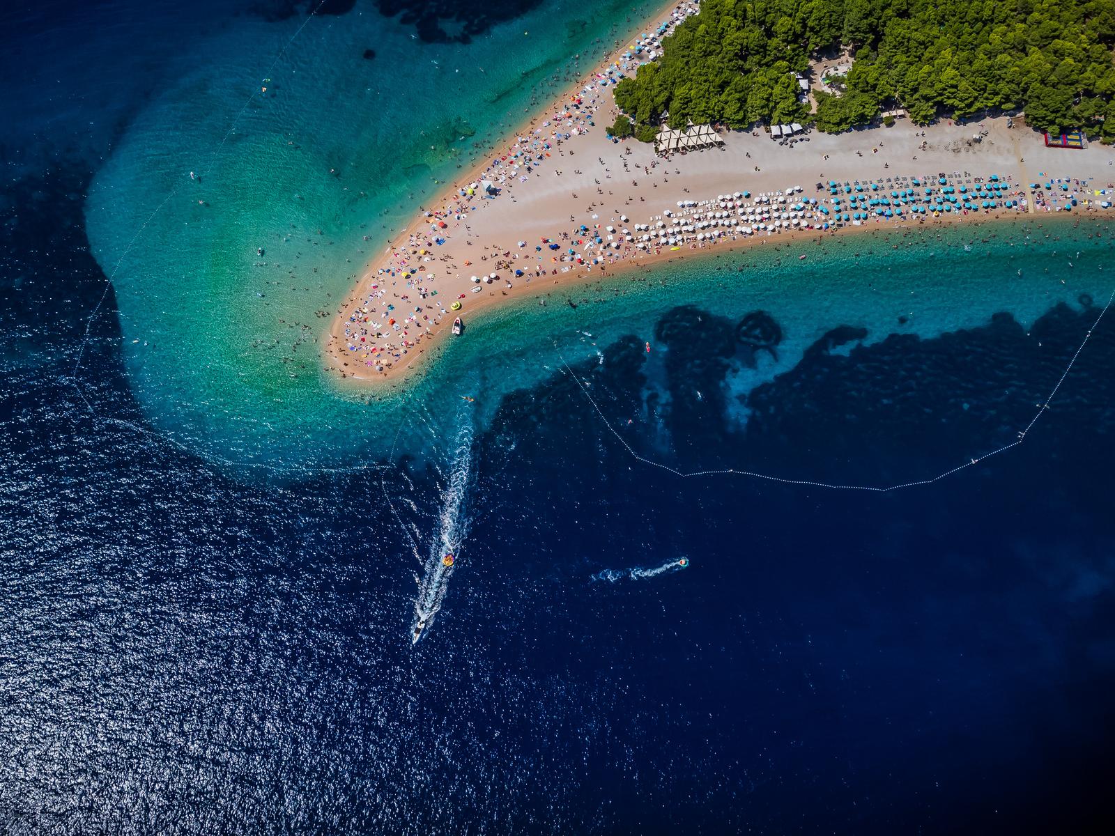 27.08.2023., Bol, Zlatni Rat - Zracna fotografija najpoznatije plaze na Jadranu Zlatni Rat. Tjekom djelovanja valova oblik zlatnog rata se tjekom godine stalno mjenja, zbog valova i morskih struja. Photo: Zvonimir Barisin/PIXSELL