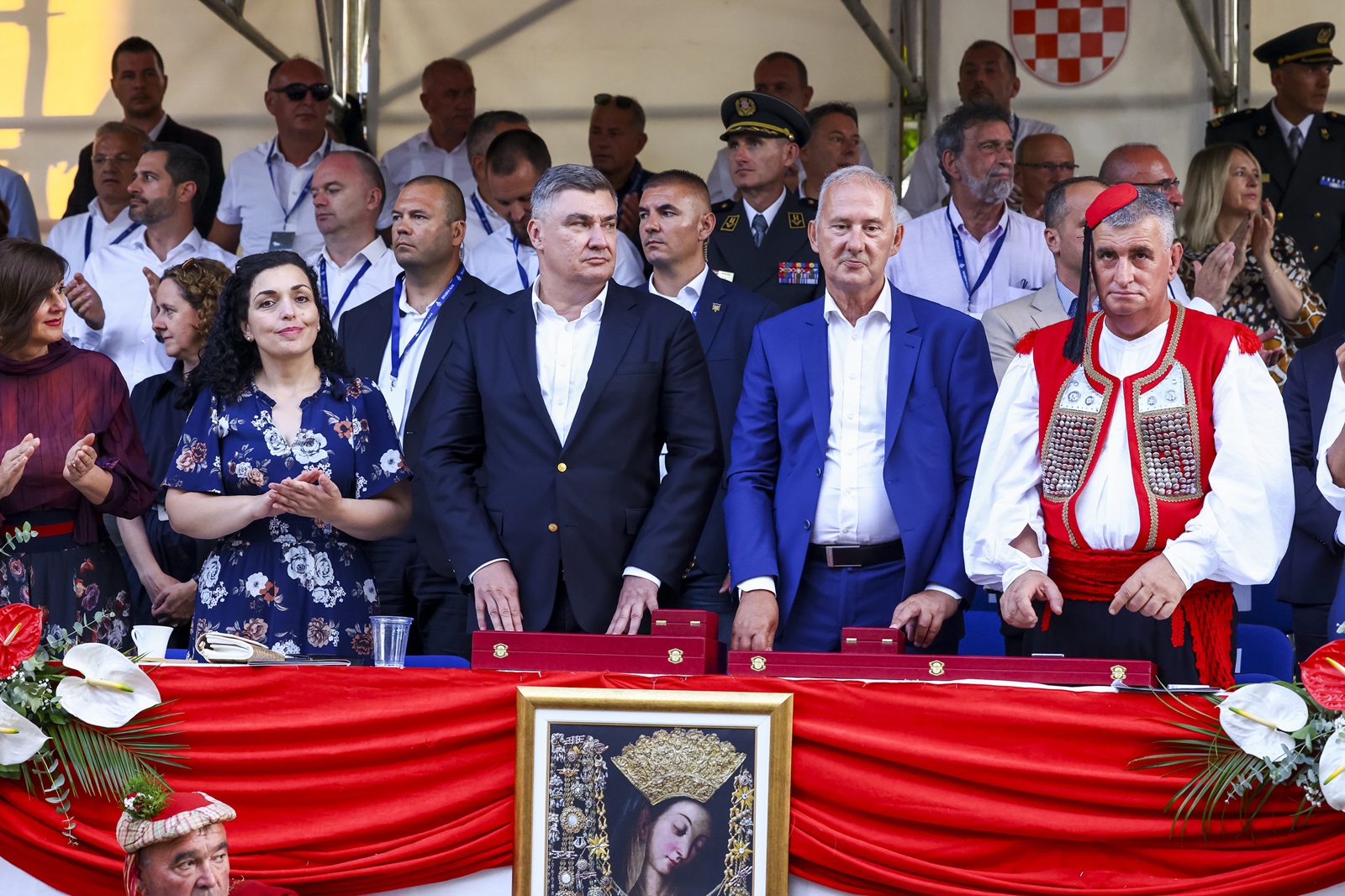 Sinj, 04.08.2024. - Alkar Jure Domazet Loo slavodobitnik je 309. Sinjske alke. Na slici Vjosa Osmani, Zoran Milanoviæ, Stipe Jukiæ i Miro Bulj. 
foto HINA/ Miroslav LELAS/ lm