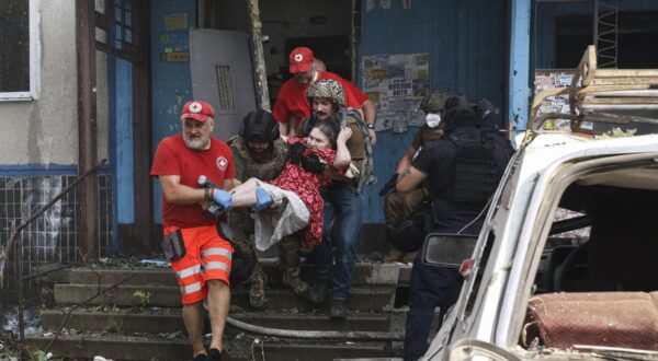 epaselect epa11574009 Ukrainian rescuers evacuate an elderly woman from the site of a damaged 12-story residential building following a missile strike in Kharkiv, northeastern Ukraine, 30 August 2024, amid the Russian invasion. At least six people have been killed, including a 14-year-old girl, and 59 others injured, including nine children aged 5 to 16, after Russian missile strikes hit five locations in Kharkiv, the head of the Kharkiv Military Administration Oleg Synegubov wrote on telegram. Russian troops entered Ukrainian territory on 24 February 2022, starting a conflict that has provoked destruction and a humanitarian crisis.  EPA/SERGEY KOZLOV