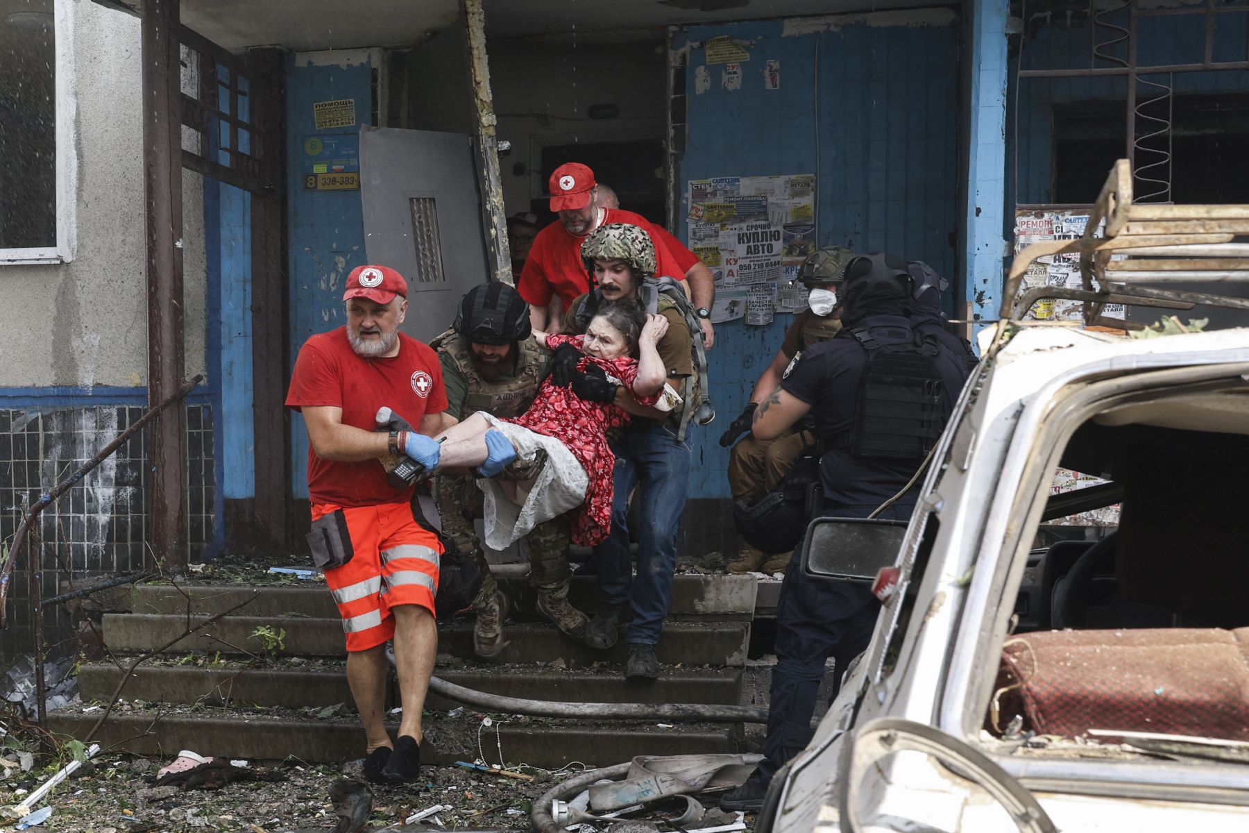 epaselect epa11574009 Ukrainian rescuers evacuate an elderly woman from the site of a damaged 12-story residential building following a missile strike in Kharkiv, northeastern Ukraine, 30 August 2024, amid the Russian invasion. At least six people have been killed, including a 14-year-old girl, and 59 others injured, including nine children aged 5 to 16, after Russian missile strikes hit five locations in Kharkiv, the head of the Kharkiv Military Administration Oleg Synegubov wrote on telegram. Russian troops entered Ukrainian territory on 24 February 2022, starting a conflict that has provoked destruction and a humanitarian crisis.  EPA/SERGEY KOZLOV