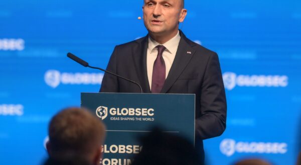 Prag, 31.8.2024.- Hrvatski ministar obrane Ivan Anuiæ koji sudjeluje na globalnoj sigurnosnoj konferenciji, GLOBSEC Forumu u Pragu, odrao je niz sastanaka na temu suradnje i jaèanja kapaciteta Hrvatske vojske kao i novih projekata koji bi ukljuèivali najmoderniju tehnologiju i opremu, izvijestio je u subotu MORH. 
foto HINA/ MORH/ F. Klen/