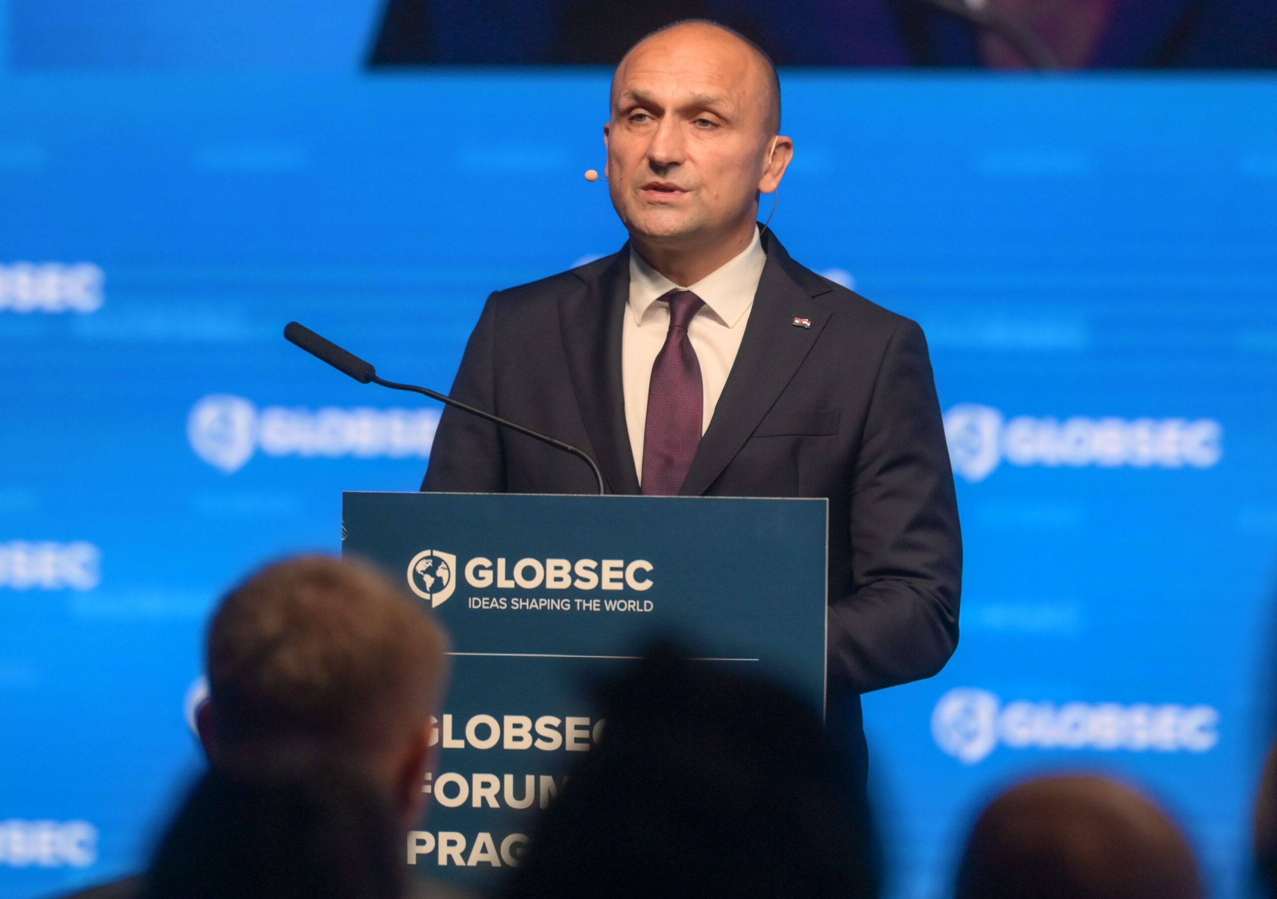 Prag, 31.8.2024.- Hrvatski ministar obrane Ivan Anuiæ koji sudjeluje na globalnoj sigurnosnoj konferenciji, GLOBSEC Forumu u Pragu, odrao je niz sastanaka na temu suradnje i jaèanja kapaciteta Hrvatske vojske kao i novih projekata koji bi ukljuèivali najmoderniju tehnologiju i opremu, izvijestio je u subotu MORH. 
foto HINA/ MORH/ F. Klen/