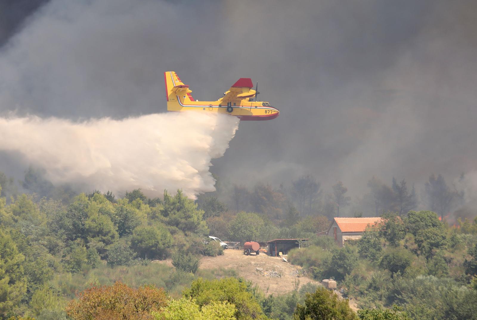 30.07.2024. Skradin - Kod Skradina, u naselju I?evo, izbio je veliki požar. Požarom je zahvacena trava, nisko raslinje i borova šuma. Požar gase cetiri kanadera. Vatra ozbiljno prijeti Bratiškovcima, ugrožavajuci kuce i imovinu.  Photo: Dusko Jaramaz/PIXSELL