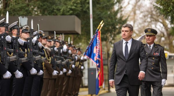 24.02.2023., Zagreb - Predsjednik Republike i vrhovni zapovjednik Oruzanih snaga Republike Hrvatske sudjelovao je na obiljezavanju 29. obljetnice Pocasno-zastitne bojne i Dana vojne kapelanije Sveti Valentin u vojarni 1. hrvatski gardijski zbor na Tuskancu. Za osobiti doprinos razvitku i ugledu Republike Hrvatske i dobrobiti njezinih gradjana Predsjednik Republike odlikovao je Redom hrvatskog pletera pripadnike Pocasno-zastitne bojne.  Photo: Luka Stanzl/PIXSELL