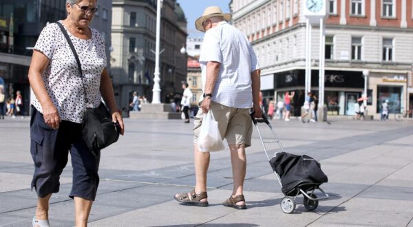 24.08.2023., Zagreb - Umirovljenici u setnji gradom. HZMO je objavio da ce mirovine od 1. srpnja porasti za 8,42 posto s time da ce prva tako uvecana mirovina biti ona za kolovoz koja se isplacuje u rujnu, a tada ce umirovljenici dobiti i zaostatak za srpanj. Rijec je o najvecoj stopi uskladjivanja mirovina u posljednje 24 godine, otkad se ono primjenjuje dva puta godisnje, isticu u HZMO-u. Photo: Patrik Macek/PIXSELL