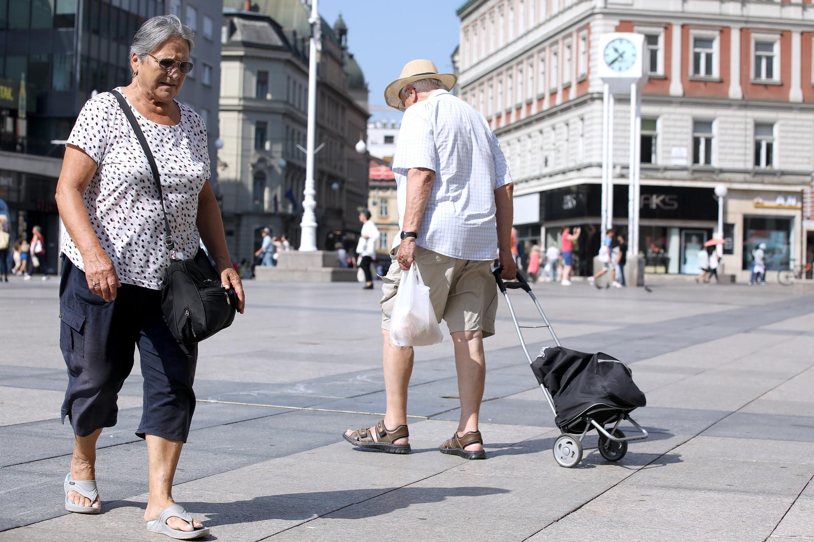 24.08.2023., Zagreb - Umirovljenici u setnji gradom. HZMO je objavio da ce mirovine od 1. srpnja porasti za 8,42 posto s time da ce prva tako uvecana mirovina biti ona za kolovoz koja se isplacuje u rujnu, a tada ce umirovljenici dobiti i zaostatak za srpanj. Rijec je o najvecoj stopi uskladjivanja mirovina u posljednje 24 godine, otkad se ono primjenjuje dva puta godisnje, isticu u HZMO-u. Photo: Patrik Macek/PIXSELL