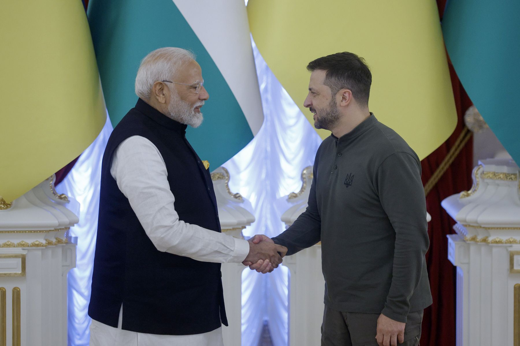 epa11561522 Ukrainian President Volodymyr Zelensky (R) and Indian Prime Minister Narendra Modi (L) shake hands at the end of a signing ceremony during their meeting in Kyiv, Ukraine, 23 August 2024. The Indian prime minister arrived in Ukraine to meet with top Ukrainian officials amid the ongoing Russian invasion.  EPA/SERGEY DOLZHENKO