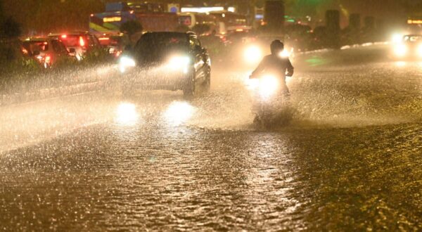 NEW DELHI, INDIA - JULY 31: Commuters stepping out during the evening rain at Mandi House on July 31, 2024 in New Delhi, India. Photo by Arvind Yadav/Monsoon Rains Lash Delhi NCR,Image: 894673489, License: Rights-managed, Restrictions: imago is entitled to issue a simple usage license at the time of provision. Personality and trademark rights as well as copyright laws regarding art-works shown must be observed. Commercial use at your own risk.;PUBLICATIONxNOTxINxIND, Credit images as "Profimedia/ IMAGO", Model Release: no, Credit line: Hindustan Times / imago stock&people / Profimedia