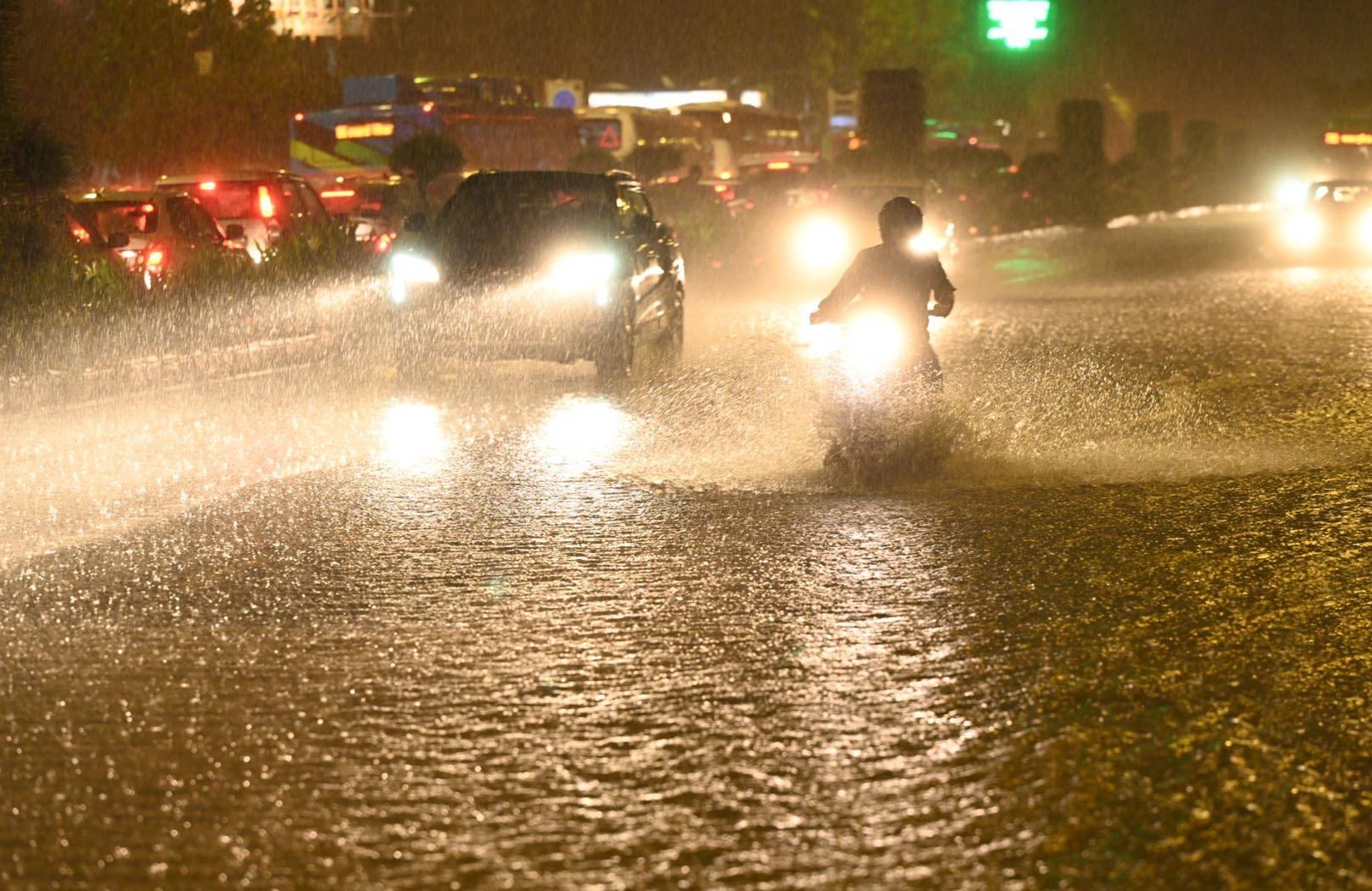 NEW DELHI, INDIA - JULY 31: Commuters stepping out during the evening rain at Mandi House on July 31, 2024 in New Delhi, India. Photo by Arvind Yadav/Monsoon Rains Lash Delhi NCR,Image: 894673489, License: Rights-managed, Restrictions: imago is entitled to issue a simple usage license at the time of provision. Personality and trademark rights as well as copyright laws regarding art-works shown must be observed. Commercial use at your own risk.;PUBLICATIONxNOTxINxIND, Credit images as "Profimedia/ IMAGO", Model Release: no, Credit line: Hindustan Times / imago stock&people / Profimedia