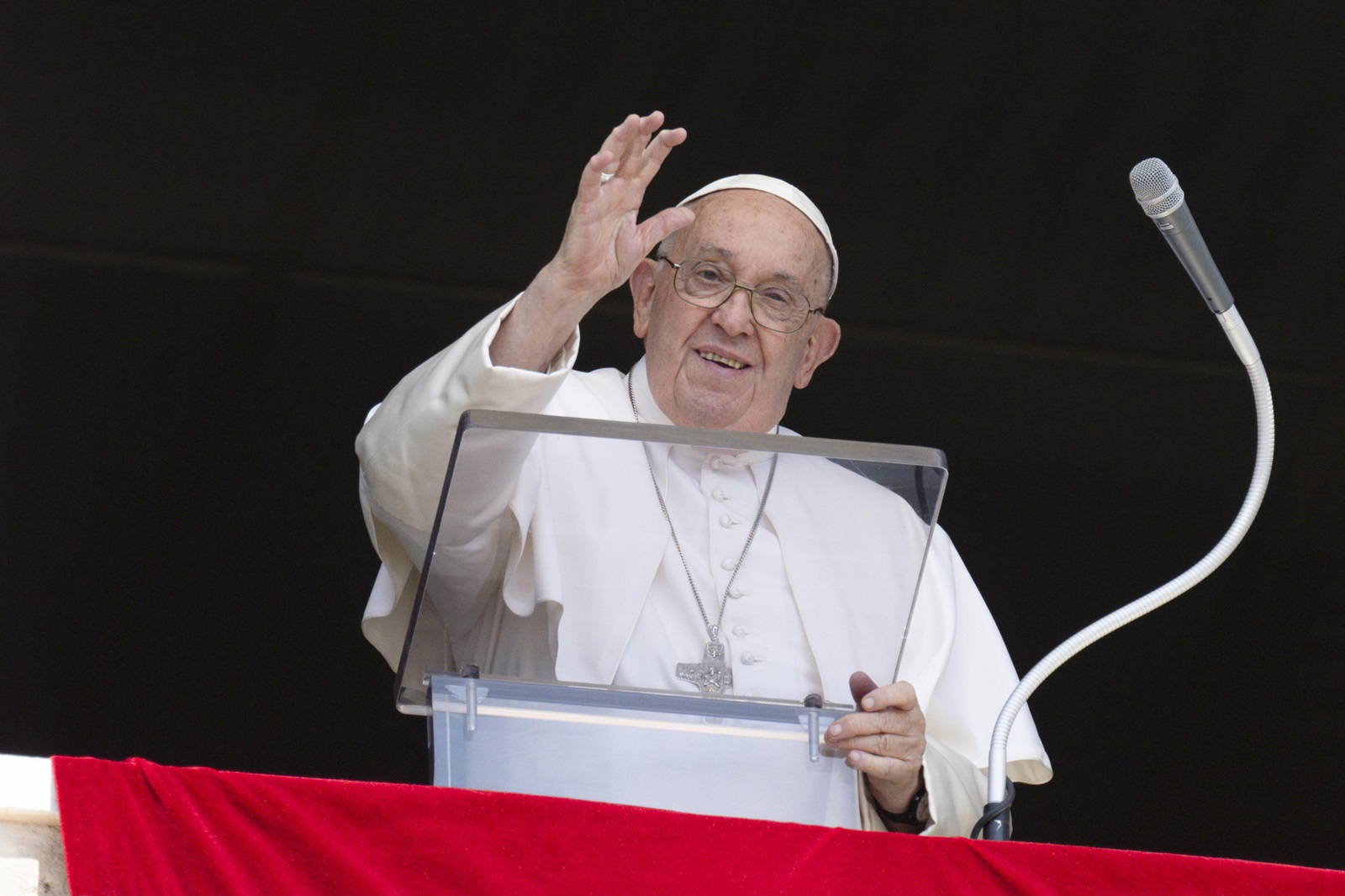 epa11524302 A handout picture provided by the Vatican Media shows Pope Francis during the Angelus prayer, Vatican City, 04 August 2024.  EPA/VATICAN MEDIA HANDOUT HANDOUT EDITORIAL USE ONLY/NO SALES