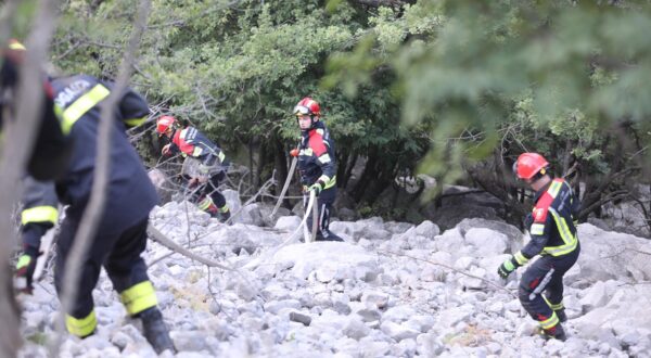 01.08.2024.,Makarska-Vatrogasci s kontinenta na pozaristu u Parku prirode Biokovo. Photo: Ivo Cagalj/PIXSELL