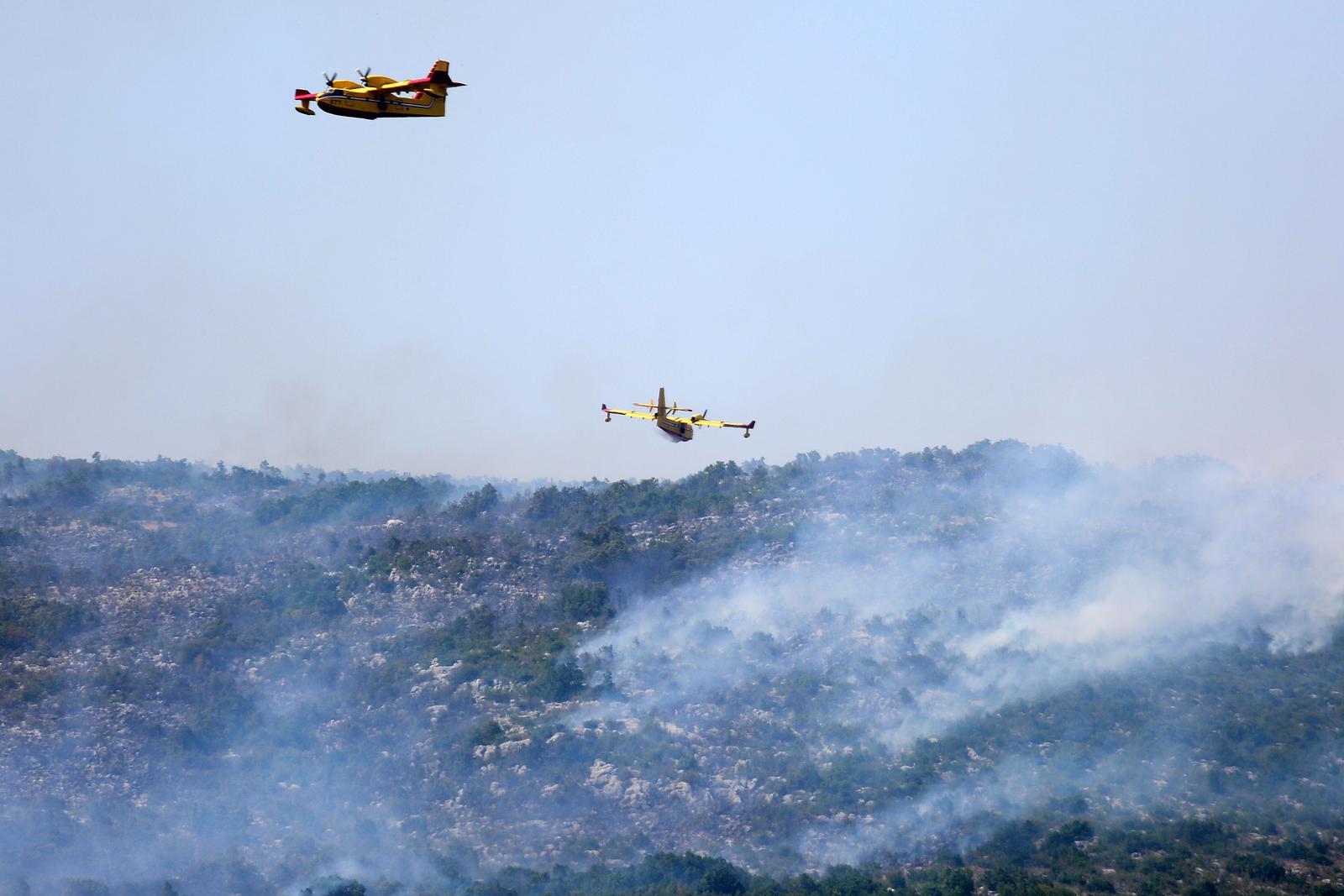 23.07.2016., Dugopolje - Nedaleko Dugopolja buknuo je pozar koji gase kanaderi i velik broj vatrogasaca. Photo: Borna Filic/PIXSELL