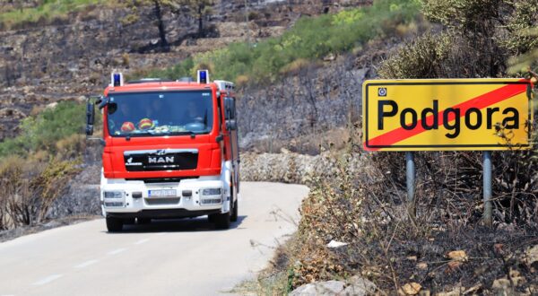 Podgora, 2.8.2024.- Poar u Podgori. Fronta poara u Tuèepima i Podgori je duga 18 kilometara jer se tamo proteklih dana spojilo nekoliko poara u jedan. 
foto HINA/ Jure DIVIÆ/ ua