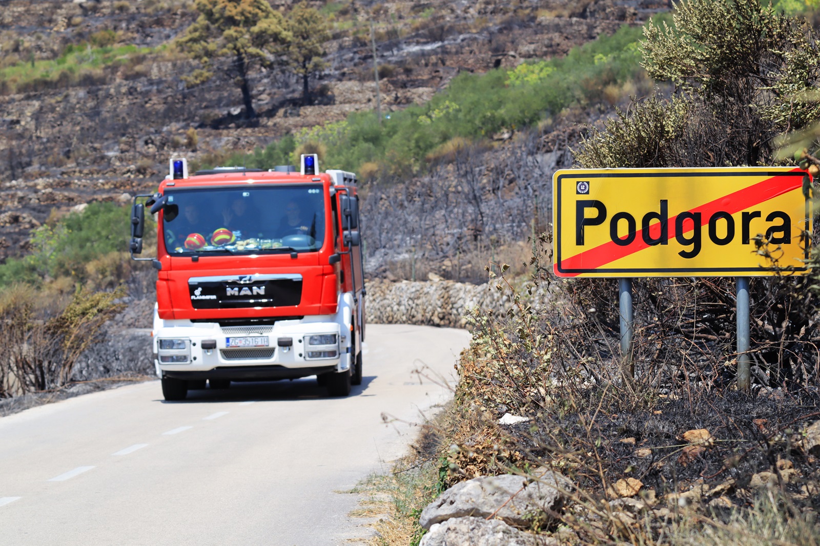 Podgora, 2.8.2024.- Poar u Podgori. Fronta poara u Tuèepima i Podgori je duga 18 kilometara jer se tamo proteklih dana spojilo nekoliko poara u jedan. 
foto HINA/ Jure DIVIÆ/ ua