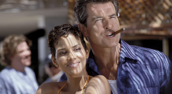 STIRB AN EINEM ANDEREN TAG / Die Another Day GB 2002 / Lee Tamahori Jinx (HALLE BERRY), James Bond (PIERCE BROSNAN) Regie: Lee Tamahori aka. Die Another Day / STIRB AN EINEM ANDEREN TAG GB 2002,Image: 136751975, License: Rights-managed, Restrictions: Nur redaktionelle Nutzung im Zusammenhang mit dem Film. Editorial usage only and only related to the movie. Im Falle anderer Verwendungen, kontaktieren Sie uns bitte. For other uses, please contact us., Model Release: no, Credit line: kpa Publicity / United Archives / Profimedia