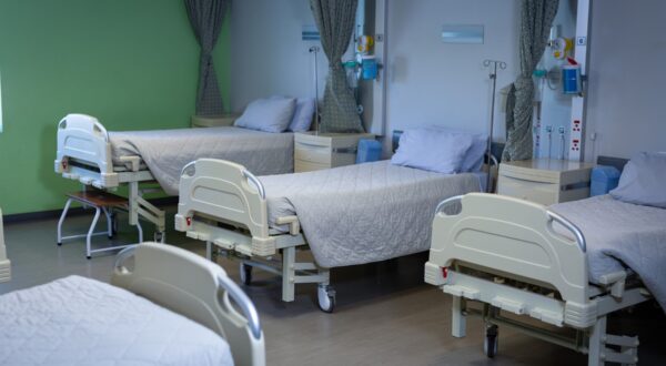 Front view of row of empty hospital beds in a hospital,Image: 439598658, License: Rights-managed, Restrictions: , Model Release: yes, Credit line: Wavebreak Media LTD / Wavebreak / Profimedia