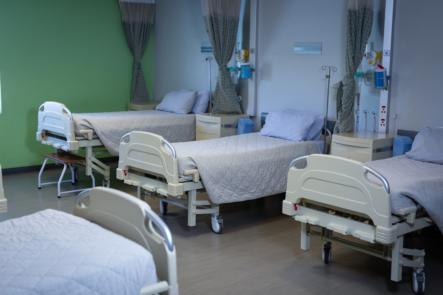 Front view of row of empty hospital beds in a hospital,Image: 439598658, License: Rights-managed, Restrictions: , Model Release: yes, Credit line: Wavebreak Media LTD / Wavebreak / Profimedia