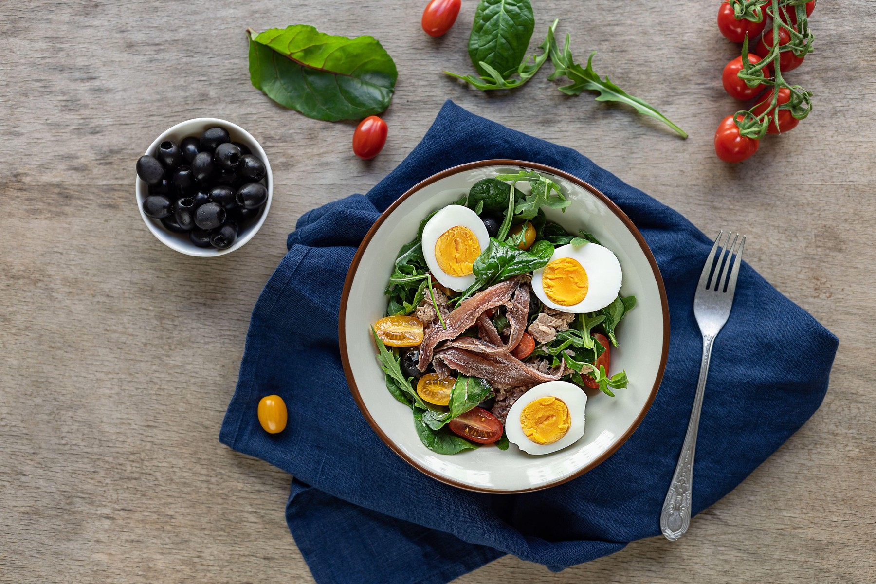 French composed salad with tuna, anchovy, hard-boiled eggs, tomatoes, and black olives.,Image: 675818624, License: Royalty-free, Restrictions: , Model Release: no, Credit line: Jane Vershinin / Alamy / Alamy / Profimedia